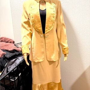Ashro Women’s size 8 two piece classy beige and gold skirt suit